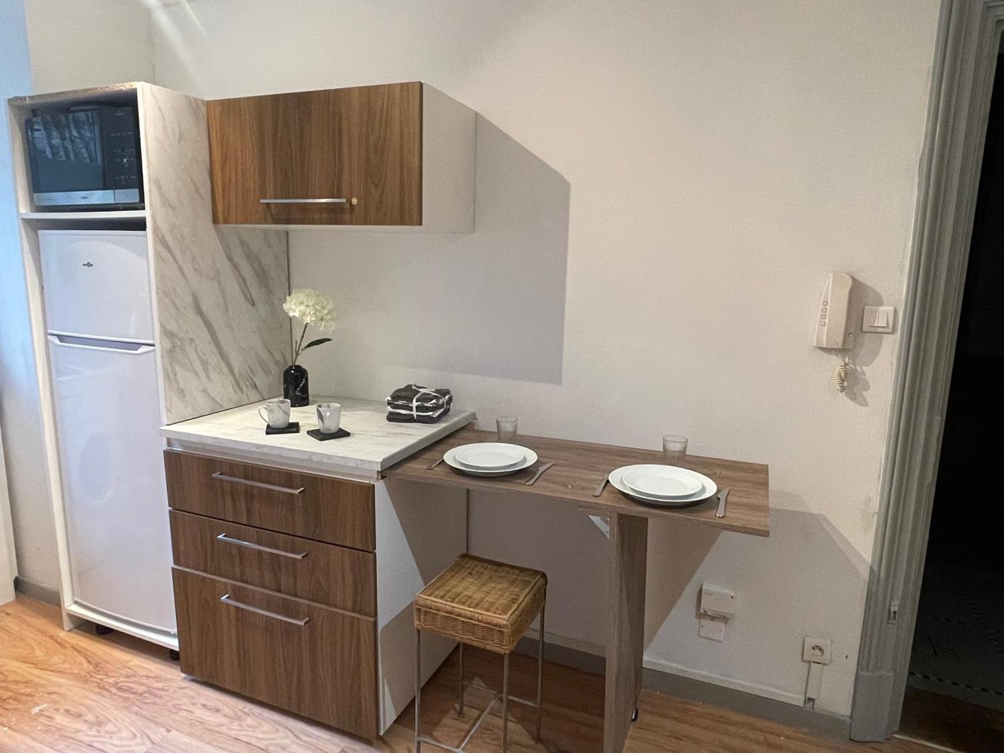 Appartement Petit Cocon Emplacement Ideal Centre Ville, Place De Pierre Rdc 25m2